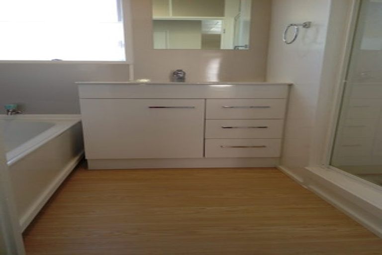 Photo of property in 325 Roscommon Road, Clendon Park, Auckland, 2103