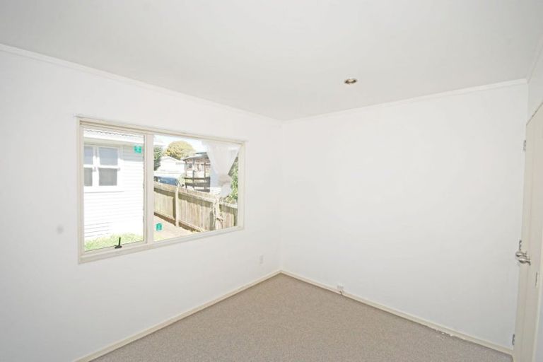 Photo of property in 21 Chilcott Road, Henderson, Auckland, 0612