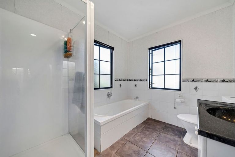 Photo of property in 5 Figtree Terrace, Goodwood Heights, Auckland, 2105