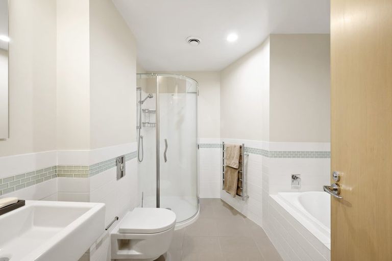 Photo of property in Waterline Apartments, 1a/342 Oriental Parade, Oriental Bay, Wellington, 6011