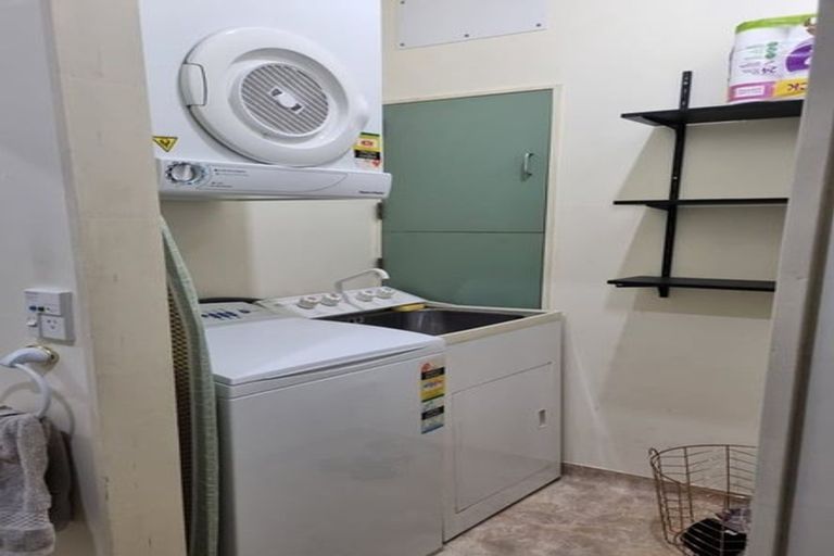 Photo of property in 17 Kent Terrace - Kent Apartments, 4f/16 Kent Terrace, Mount Victoria, Wellington, 6011