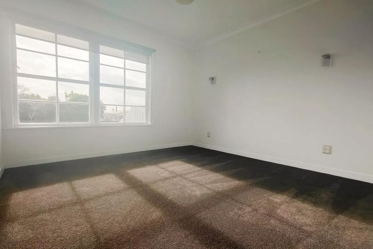 Photo of property in 33b Gill Avenue, Te Atatu Peninsula, Auckland, 0610