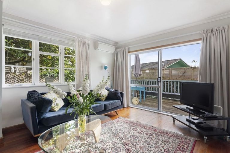 Photo of property in 2 Serwayne Place, Sunnyvale, Auckland, 0612