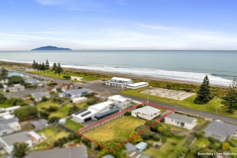 Photo of property in 38 Marine Parade, Otaki Beach, Otaki, 5512