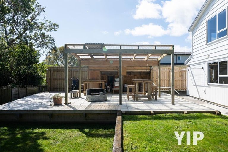 Photo of property in 15 Robert Street, Newlands, Wellington, 6037