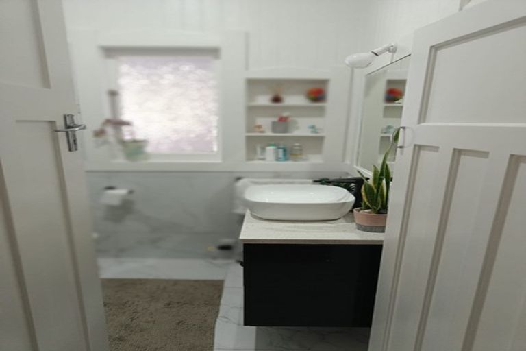 Photo of property in 105 Archibald Road, Kelston, Auckland, 0602