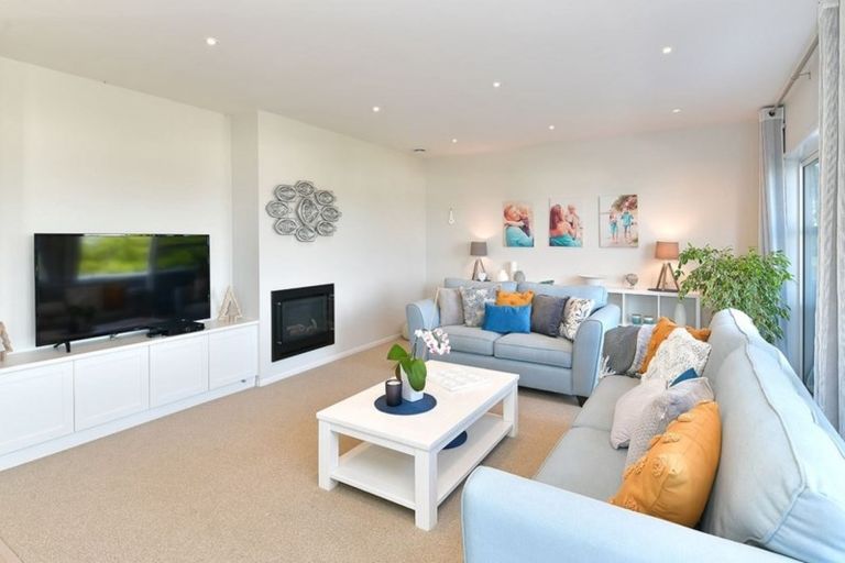 Photo of property in 69 De Luen Avenue, Tindalls Beach, Whangaparaoa, 0930