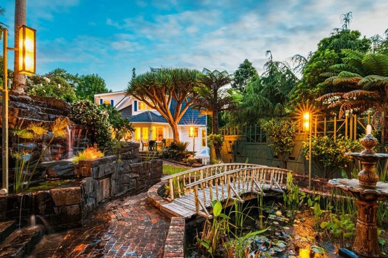 Photo of property in 32 Deane Avenue, Titirangi, Auckland, 0604