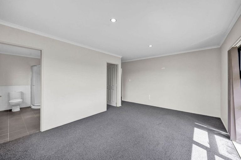 Photo of property in 8 County Drive, Hawera, 4610