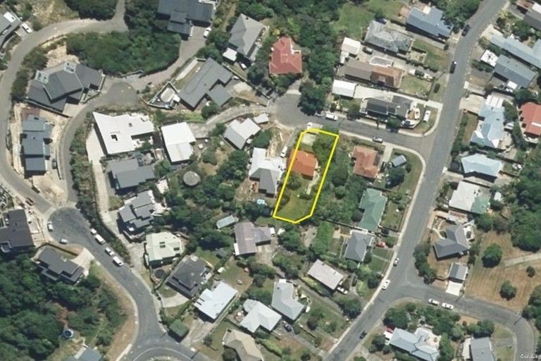 Photo of property in 2 Karoro Place, Paremata, Porirua, 5024