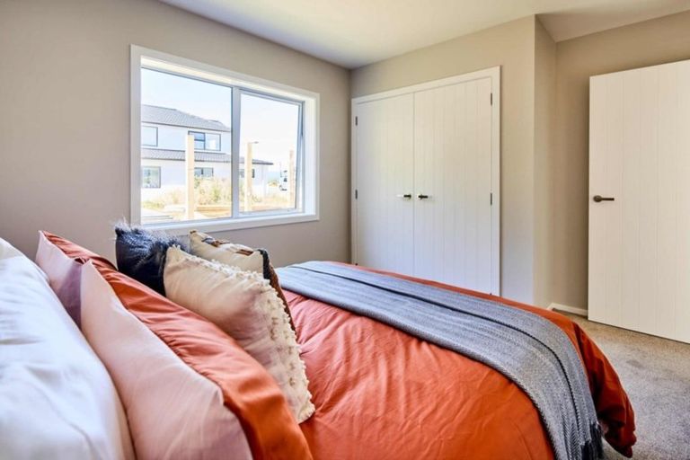 Photo of property in 36 Domett Street, Newlands, Wellington, 6037