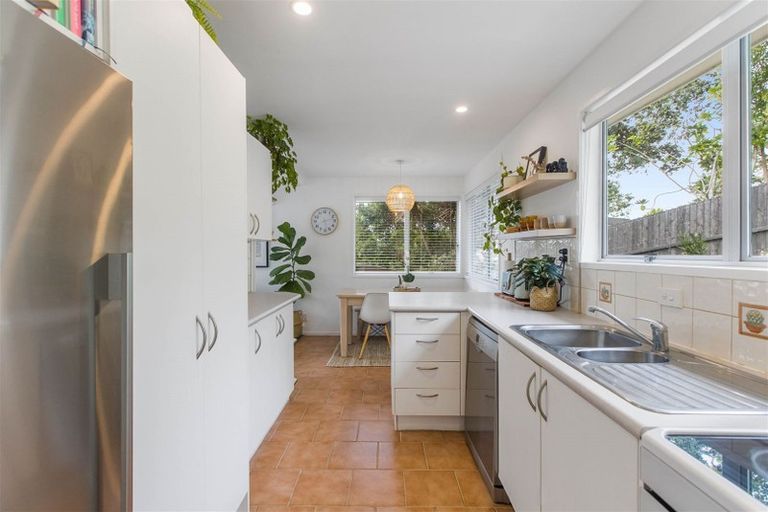 Photo of property in 1/12 Wanita Place, Totara Vale, Auckland, 0629