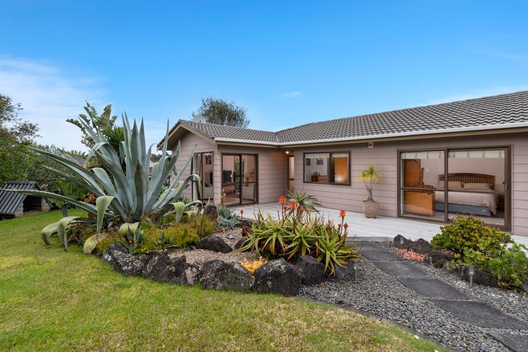 Photo of property in 24 Deverell Place, Northcross, Auckland, 0632