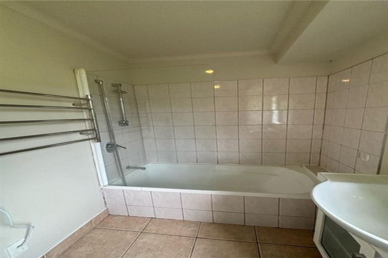 Photo of property in 226 Henderson Valley Road, Henderson, Auckland, 0612