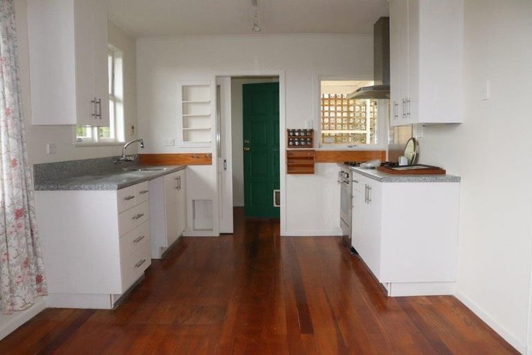 Photo of property in 38 Potter Avenue, Northcote, Auckland, 0627