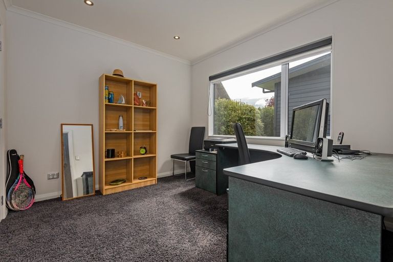 Photo of property in 4 D'urville Place, Kelvin Grove, Palmerston North, 4414