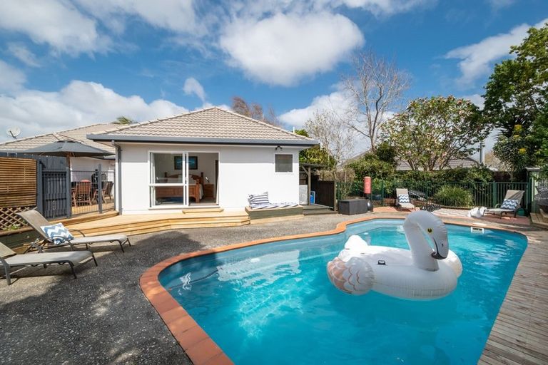 Photo of property in 39 Suncrest Drive, West Harbour, Auckland, 0618
