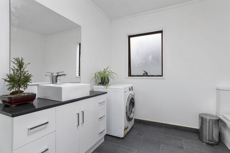 Photo of property in 2/151b Wallace Road, Mangere Bridge, Auckland, 2022