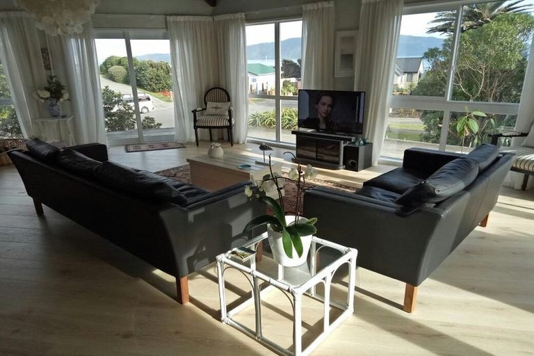 Photo of property in 9 Waiheke Street, Waikanae Beach, Waikanae, 5036