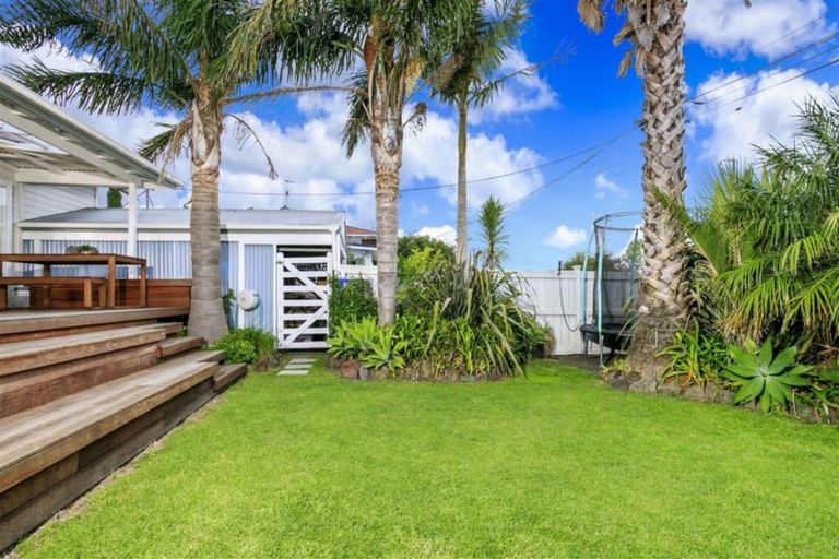 Photo of property in 2/98 Eversleigh Road, Belmont, Auckland, 0622