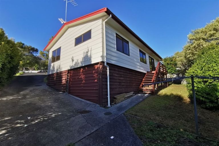 Photo of property in 2/13 Helicon Place, Totara Vale, Auckland, 0629