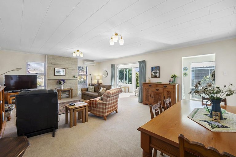 Photo of property in 13 John Guthrie Place, Merrilands, New Plymouth, 4312