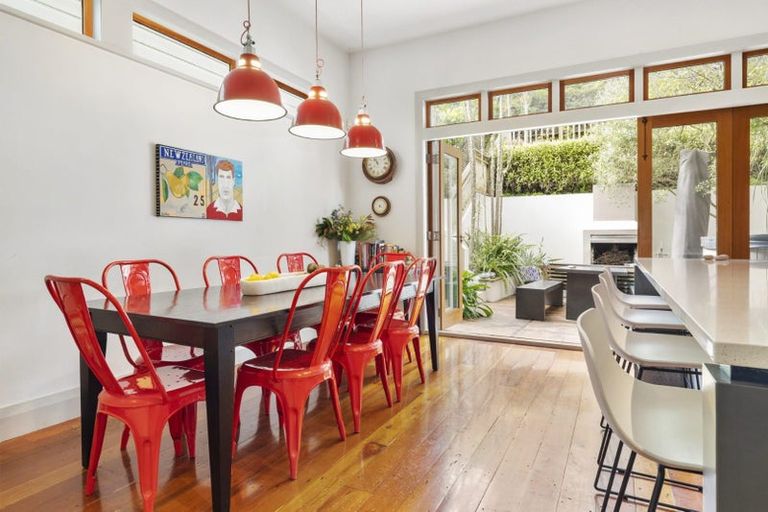 Photo of property in 43 Grove Road, Kelburn, Wellington, 6012