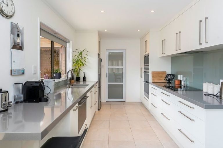 Photo of property in 28 Jillteresa Crescent, Half Moon Bay, Auckland, 2012