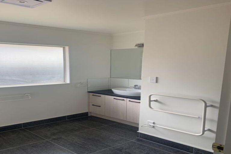 Photo of property in 28 Pukatea Avenue, Albany, Auckland, 0632