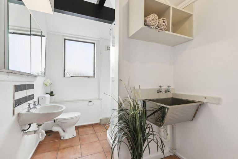 Photo of property in 140 Akaroa Drive, Maupuia, Wellington, 6022