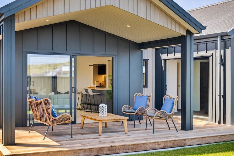 Photo of property in 14 Annie Aranui Drive, Poraiti, 4182