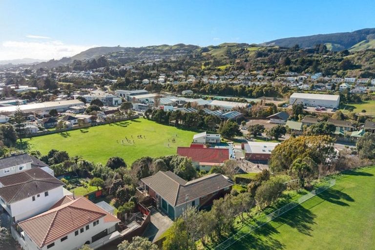 Photo of property in 2 Mckeefry Grove, Tawa, Wellington, 5028