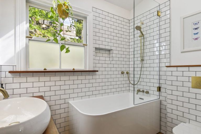 Photo of property in 285 Karaka Bay Road, Karaka Bays, Wellington, 6022