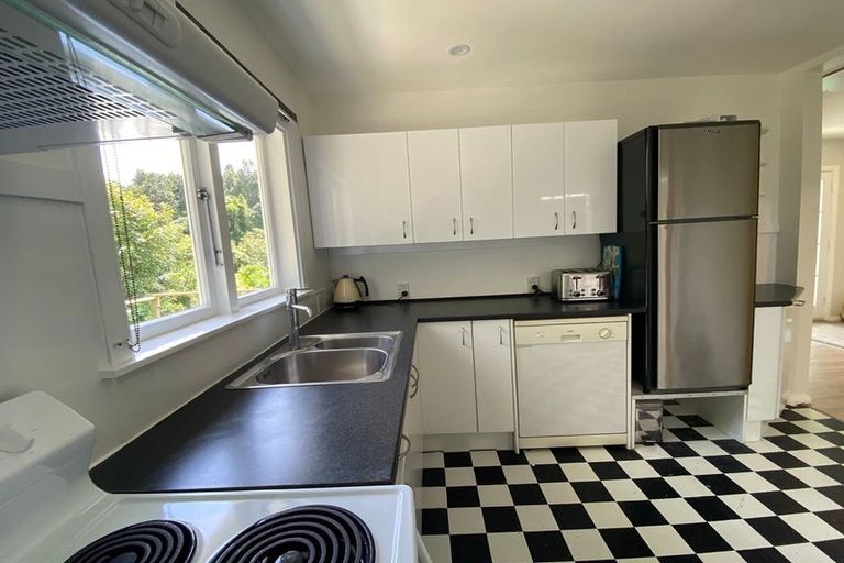 Photo of property in 64 Newlands Road, Newlands, Wellington, 6037