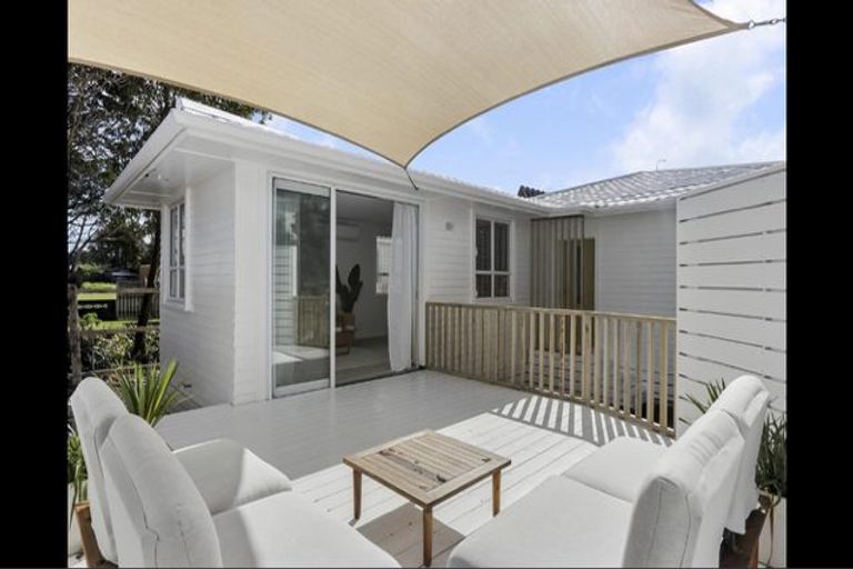 Photo of property in 21 Waione Avenue, Te Atatu Peninsula, Auckland, 0610