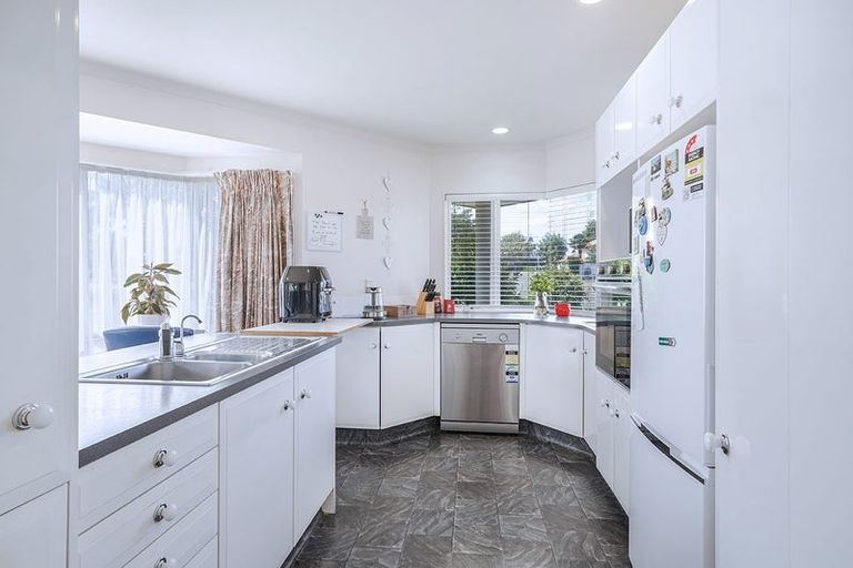 Photo of property in 2 Sunset Close, Western Heights, Hamilton, 3200