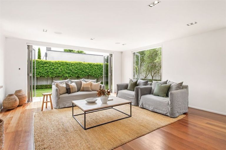 Photo of property in 43 Hawkesbury Avenue, St Albans, Christchurch, 8014