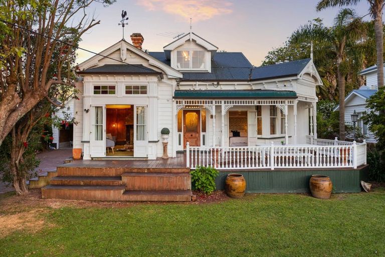 Photo of property in 5 Queen Street, Northcote Point, Auckland, 0627