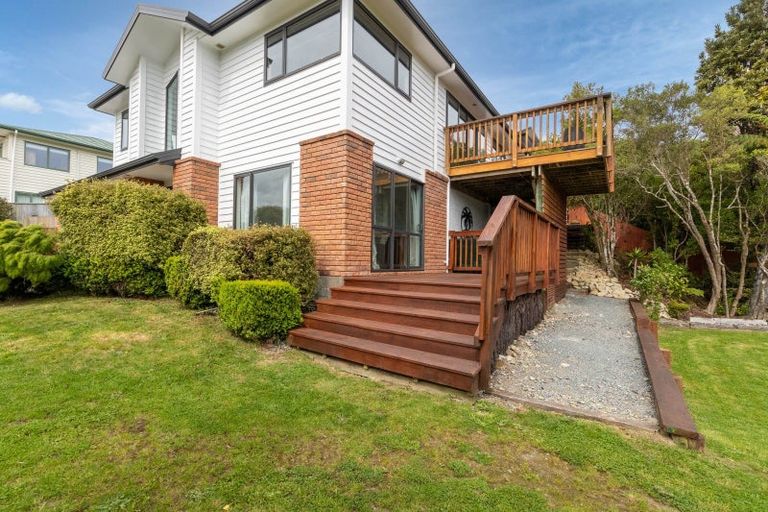 Photo of property in 5 Mcewen Crescent, Riverstone Terraces, Upper Hutt, 5018