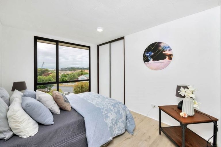 Photo of property in 11 Jumento Place, Unsworth Heights, Auckland, 0632