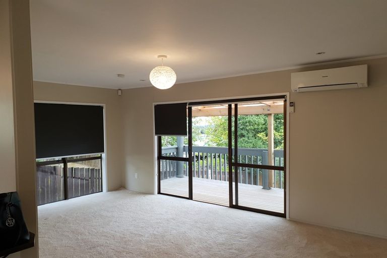 Photo of property in 33 Hobsonville Road, West Harbour, Auckland, 0618