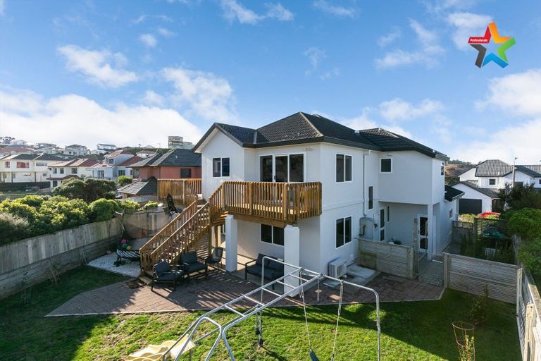 Photo of property in 8 Bennett Grove, Newlands, Wellington, 6037