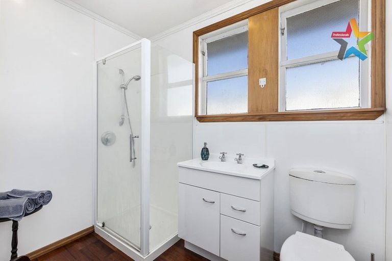 Photo of property in 5 Bird Grove, Stokes Valley, Lower Hutt, 5019