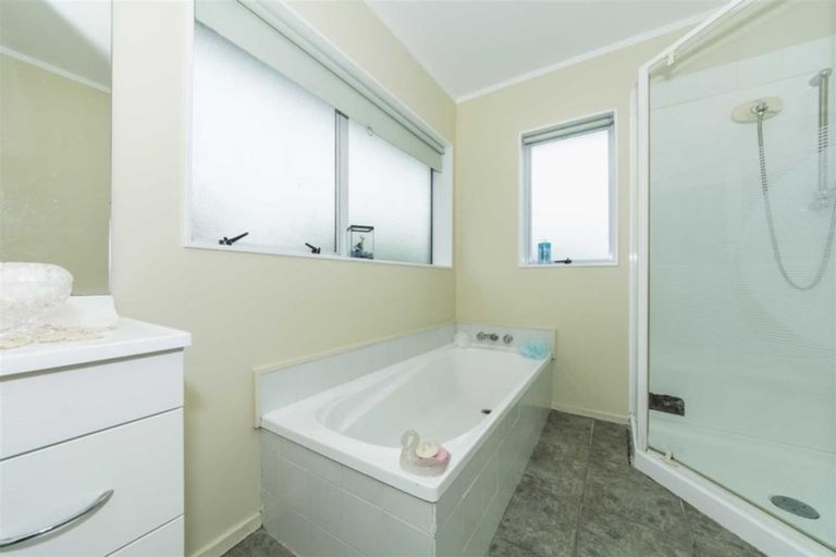 Photo of property in 10 Gala Place, Henderson, Auckland, 0612