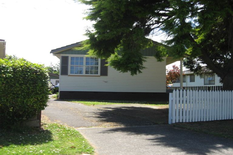 Photo of property in 25 Staverton Crescent, Mangere, Auckland, 2022