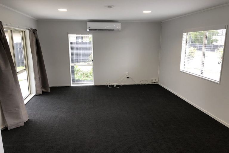 Photo of property in 3 Lydia Place, Kelvin Grove, Palmerston North, 4414
