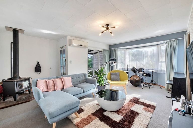 Photo of property in 8 Charnley Grove, Glenfield, Auckland, 0629