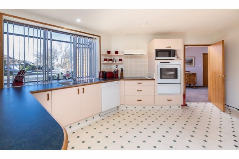 Photo of property in 22 Berkshire Drive, Avonhead, Christchurch, 8042