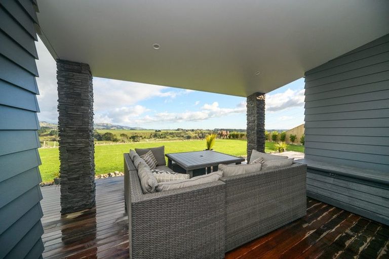 Photo of property in 22 Cyprus Place, Fitzherbert, Palmerston North, 4410