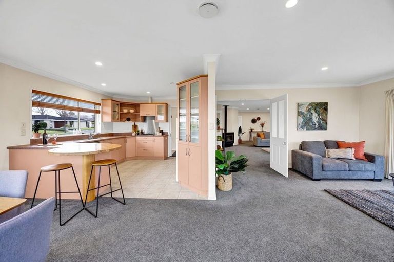 Photo of property in 18 Kinross Drive, Merrilands, New Plymouth, 4312